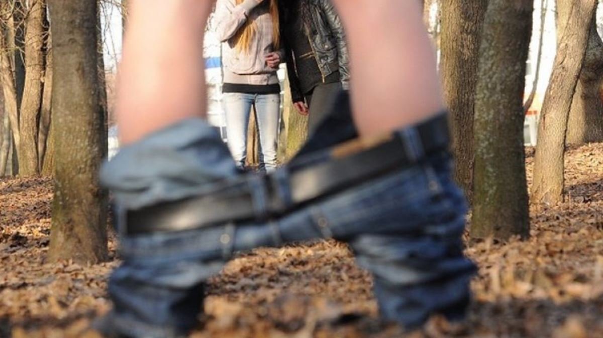 В Киеве мужчина пристал к школьнице в парке и показывал ей свой половой орган