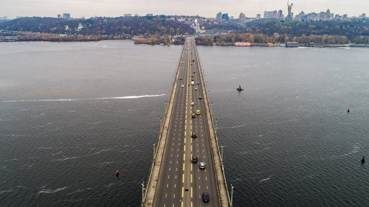 В Киеве пьяный мужчина "заминировал" мост Патона: что ему грозит