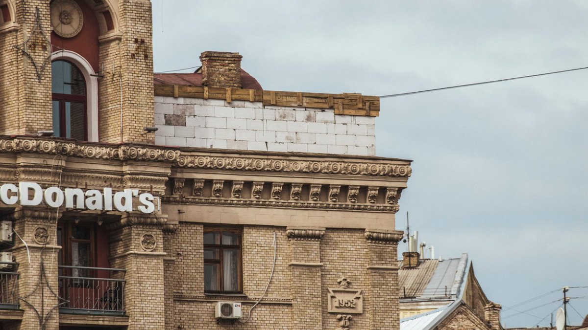 В Киеве на крыше старого дома на Майдане начали строить еще один этаж