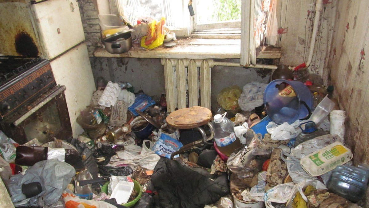 В Киеве на Оболони в захламленной квартире нашли разлагающийся труп женщины