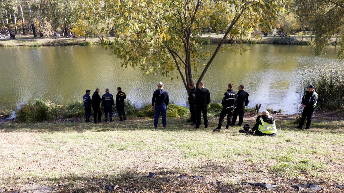 В Киеве в парке «Победа» из воды достали тело мужчины со счесанным лбом