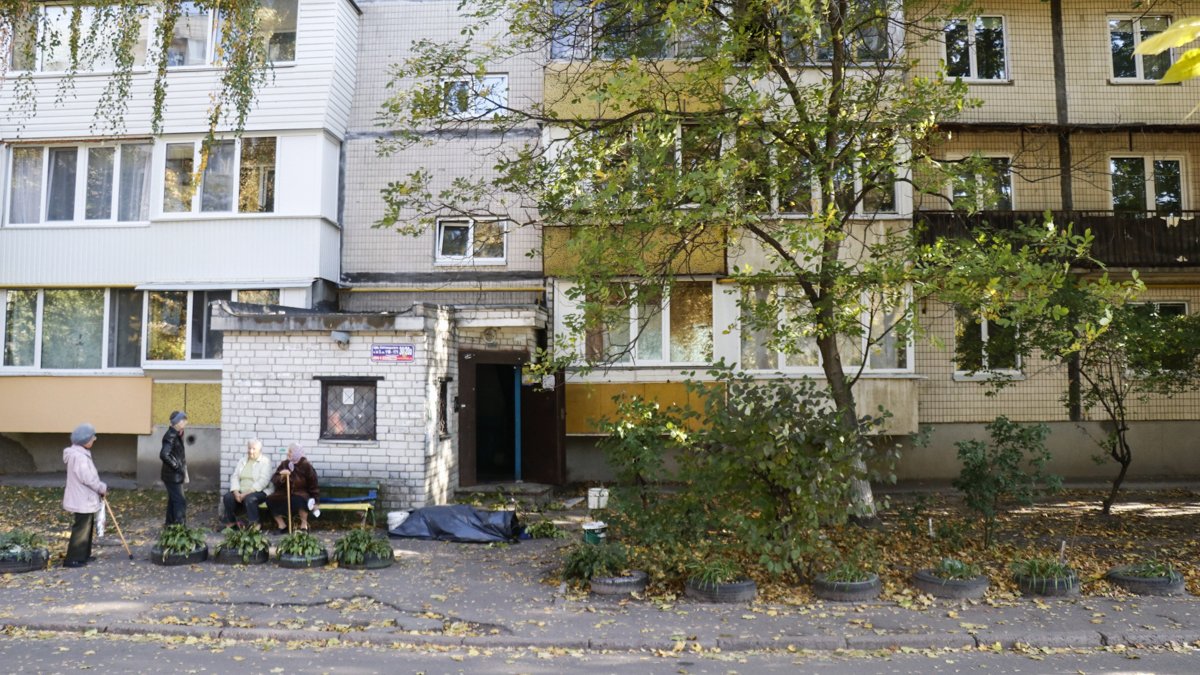 В Киеве на Виноградаре женщина выпала с балкона 8 этажа