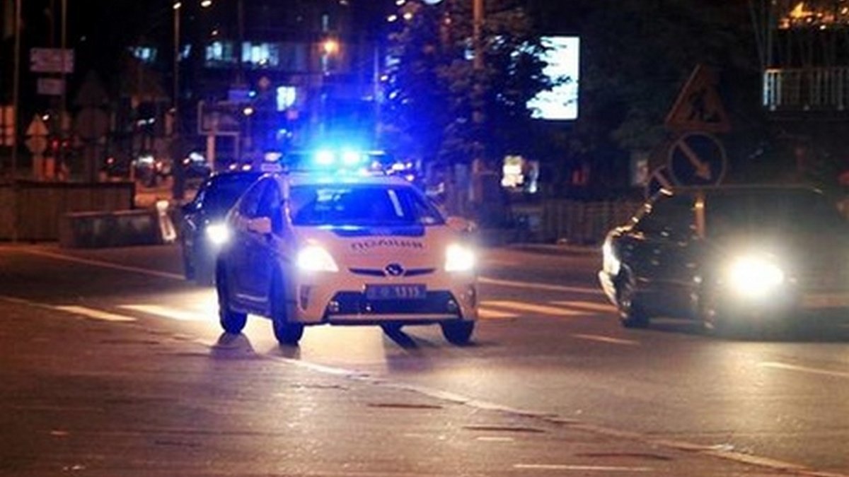 В Киеве двое мужчин подстрелили человека на трамвайной остановке и скрылись на черной Toyota Camry: введен план "Сирена"