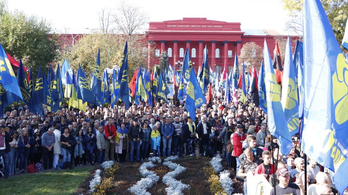 В Киеве на марше УПА требуют защитить землю Украины: активисты идут к офису Президента