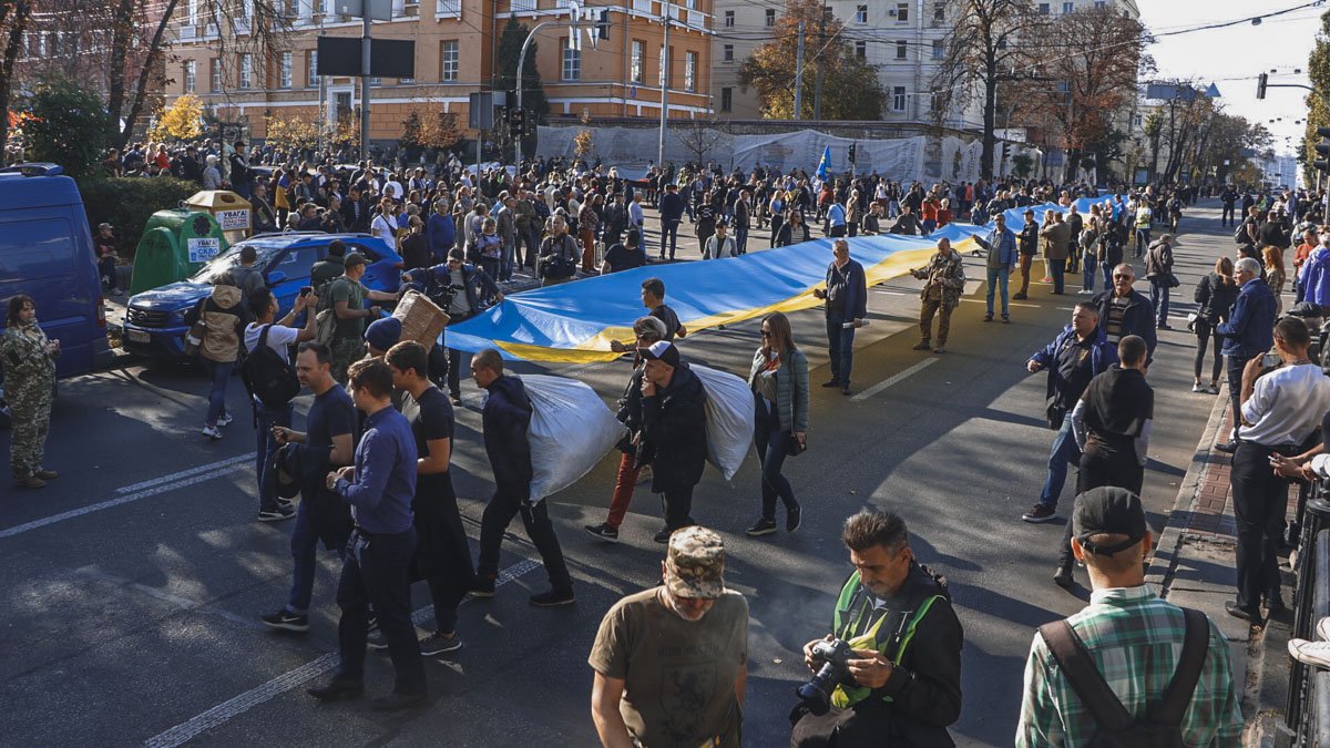 В Киеве на бульваре Шевченко растянули огромный украинский флаг и несут его к Офису Президента