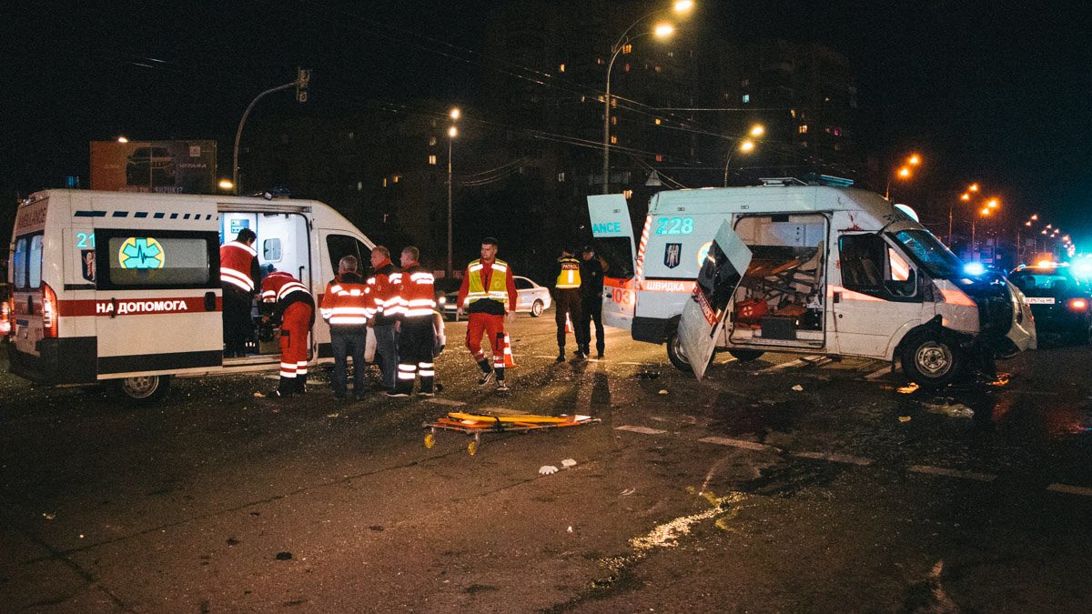 В Киеве Peugeot влетел в "скорую": у погибшей женщины-фельдшера остался маленький ребенок