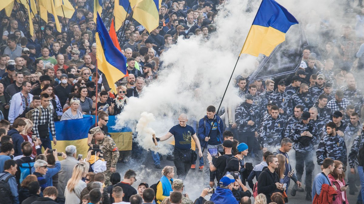 В Киеве на Крещатике жгут файера и звучат взрывы: центр столицы окутало дымом