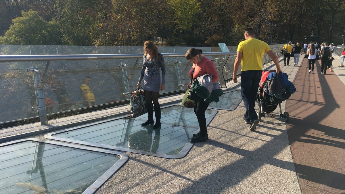 В Киеве на мосту Кличко разбилось еще одно стекло