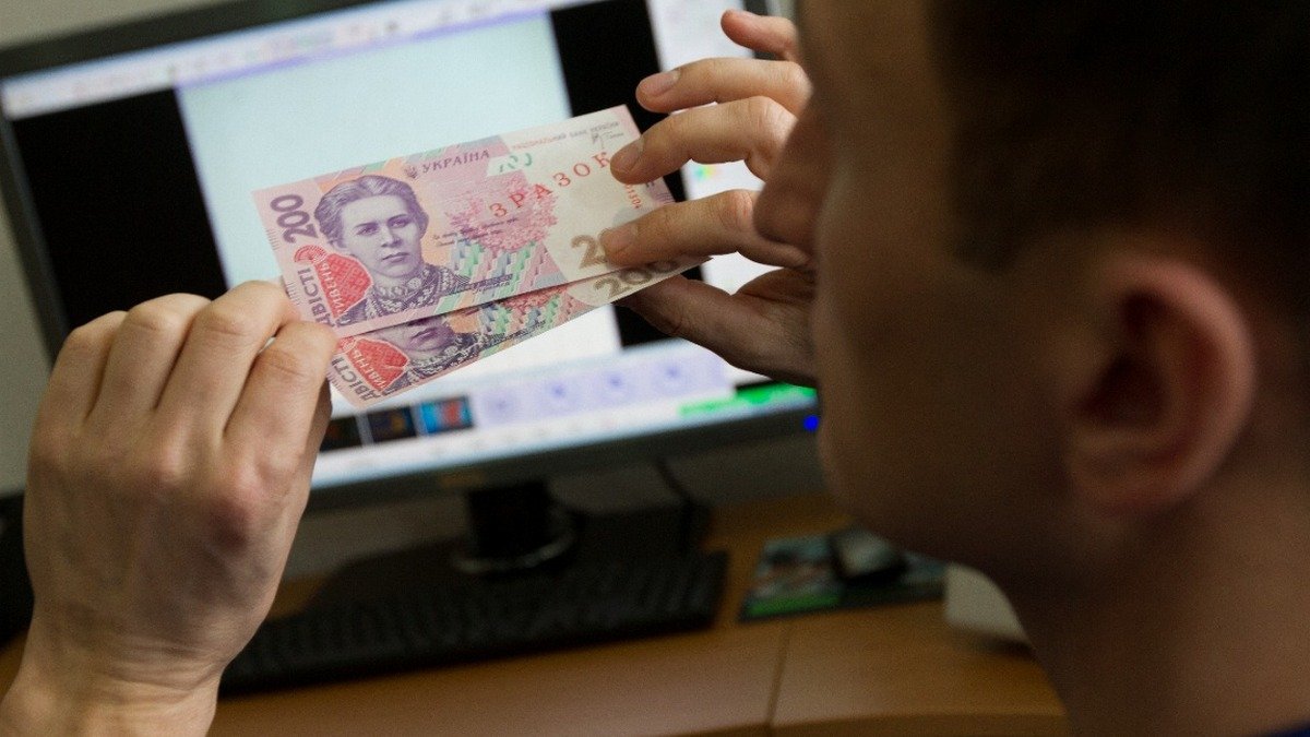 В Киеве парень хранил дома семь миллионов фальшивых гривен