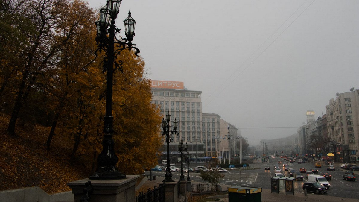 Таинственный туман опустился на Киев: как выглядит город в утренней дымке