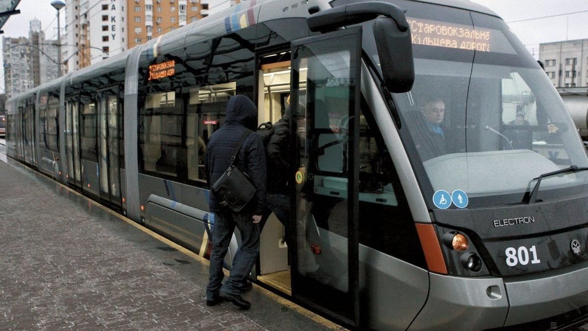 В Киеве скоростной трамвай вновь сошел с рельсов: движение трамваев остановлено