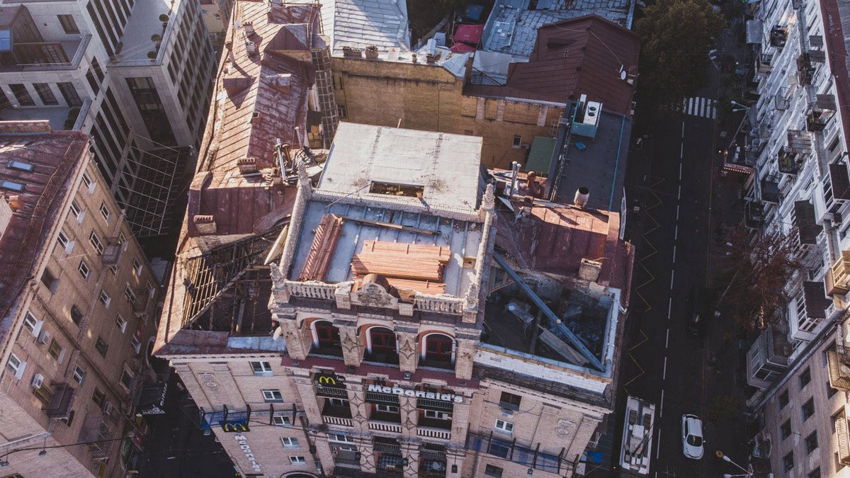 В Киеве не сносят незаконную надстройку на крыше дома на Майдане: видео с высоты