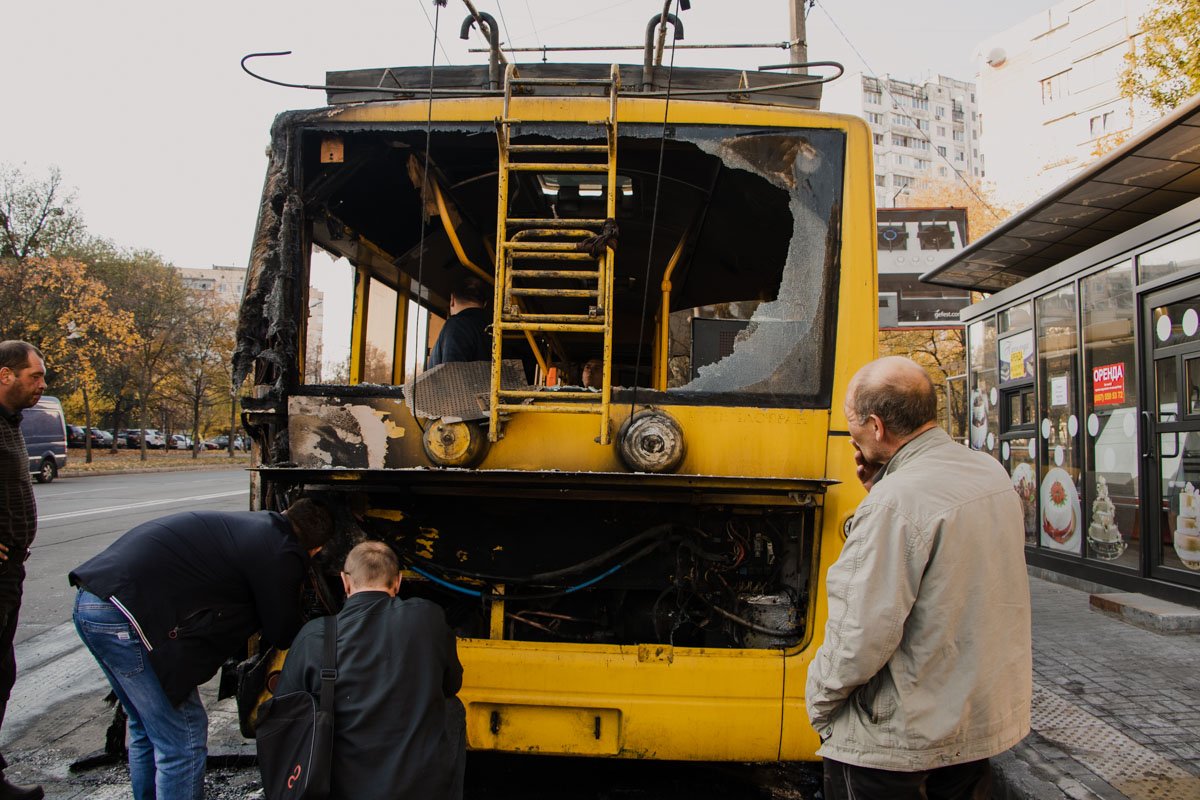 В Киеве на Виноградаре загорелся троллейбус с пассажирами