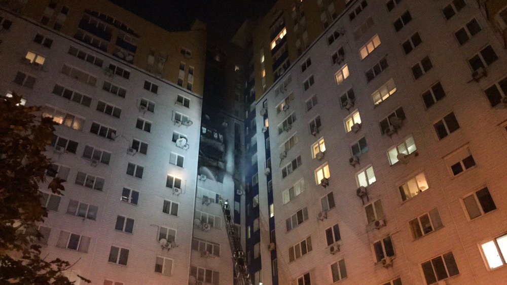 В Киеве на Березняках горели четыре квартиры высотки: жильцов дома эвакуировали