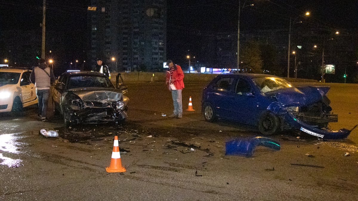 В Киеве на Троещине столкнулись Skoda и Daewoo: пострадали оба водителя