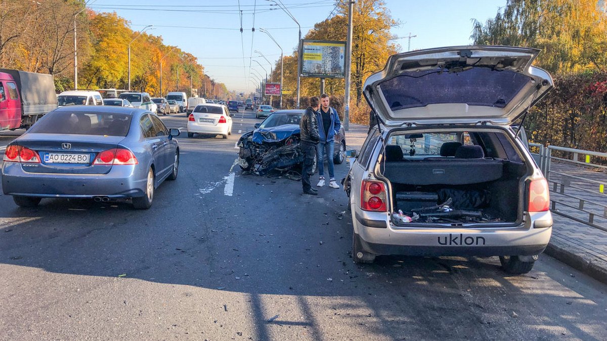 В Киеве на Воздухофлотском проспекте Mazda протаранила такси Uklon