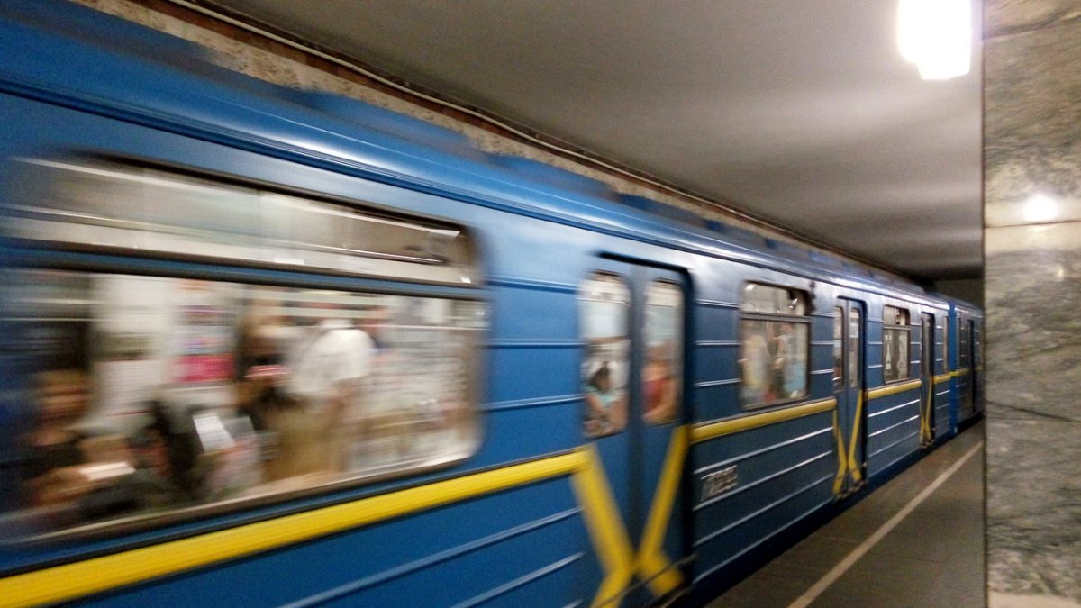 В Киеве на станции метро "Крещатик" мужчина упал на рельсы
