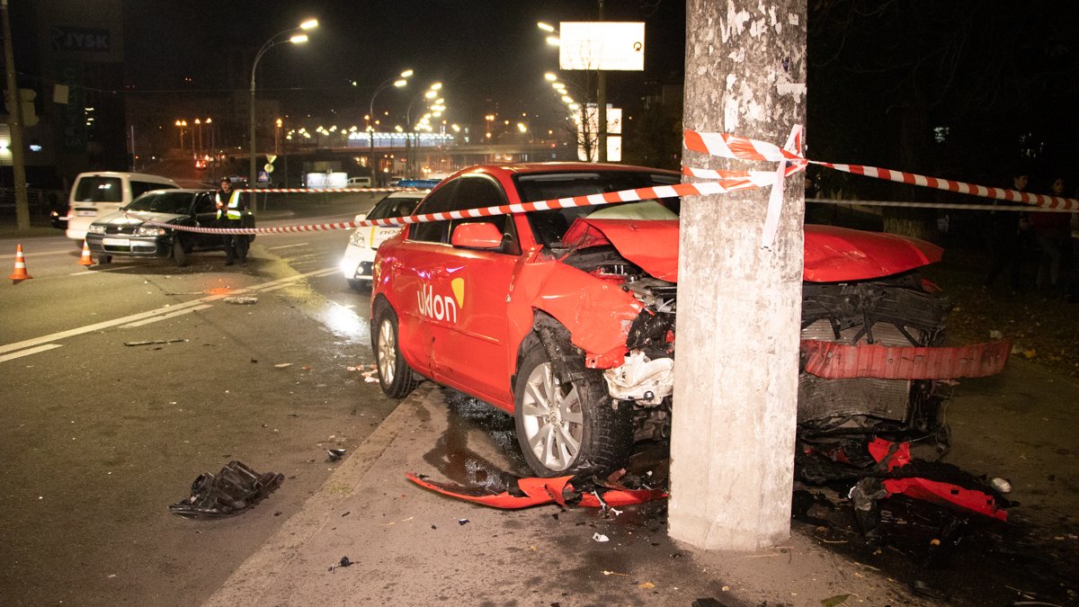 В Киеве столкнулись два такси Uklon: одна машина в столбе, два человека пострадали