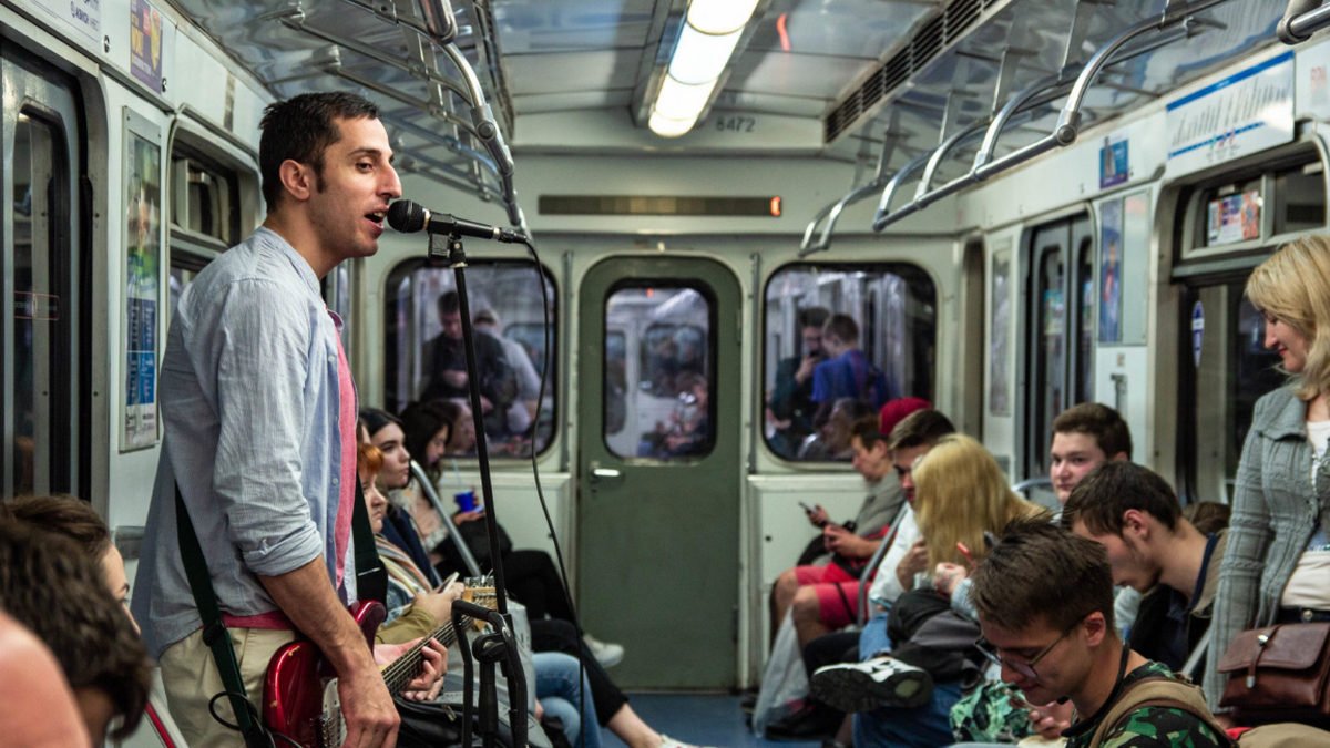 В метро Киева могут запретить заходить в трусах и петь песни: новые правила подземки