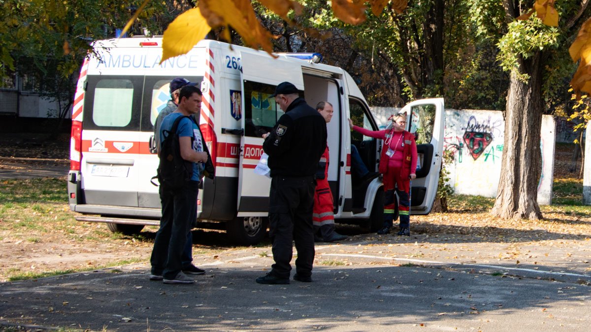 В Киеве на Левобережке мужчина закурил и умер рядом с детской площадкой