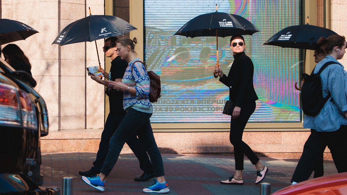 Люди в черном и с зонтами прошли по центру Киева колонной: кто и зачем