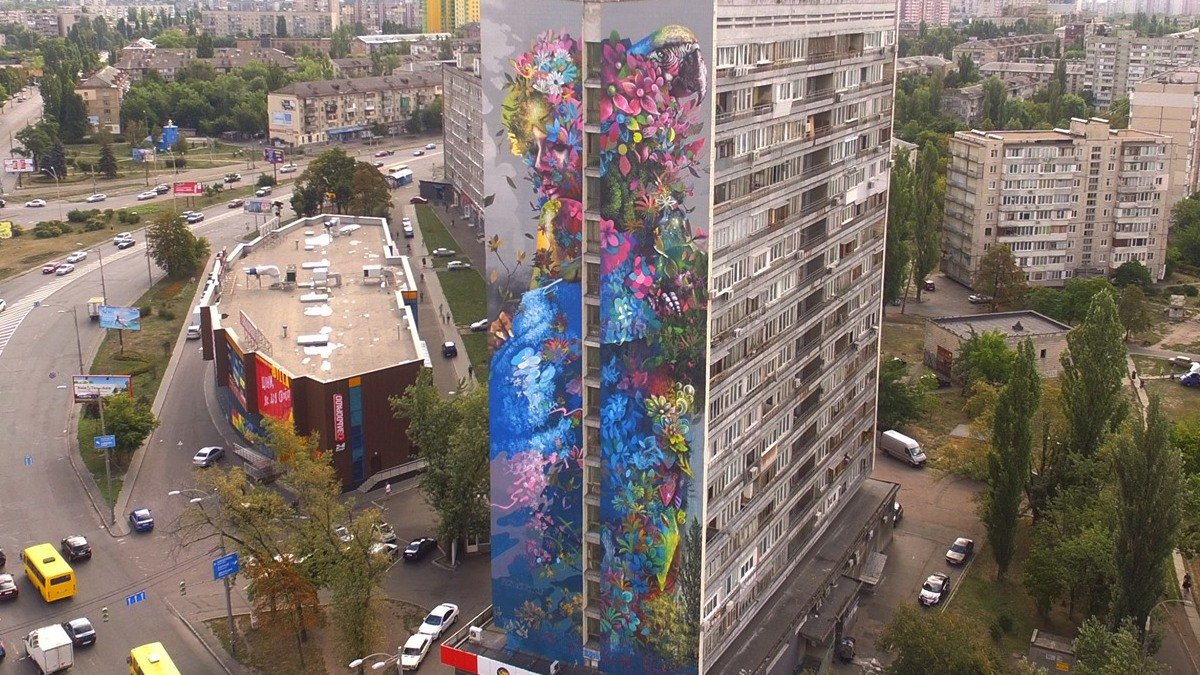 В Киеве известный мурал закрасили "ради рекламы": что известно сейчас