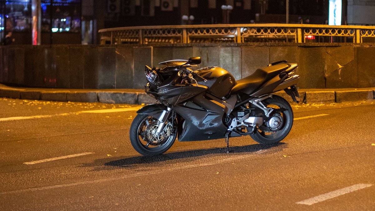 В Киеве на бульваре Шевченко столкнулись мотоцикл и велосипед: есть пострадавший