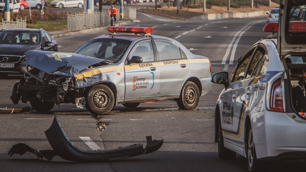 В Киеве на Голосееве Lanos службы охраны врезался в Mazda, которая пролетела на "красный"
