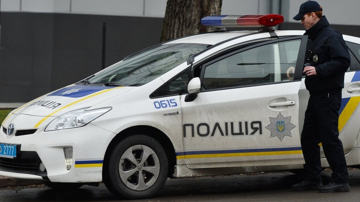 В Киеве мужчина пытался повеситься из-за ссоры с матерью: видео спасения патрульными
