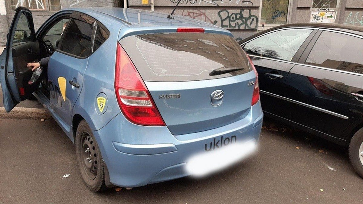 В Киеве таксист на Hyundai сбил 17-летнюю девушку на тротуаре и пытался сбежать