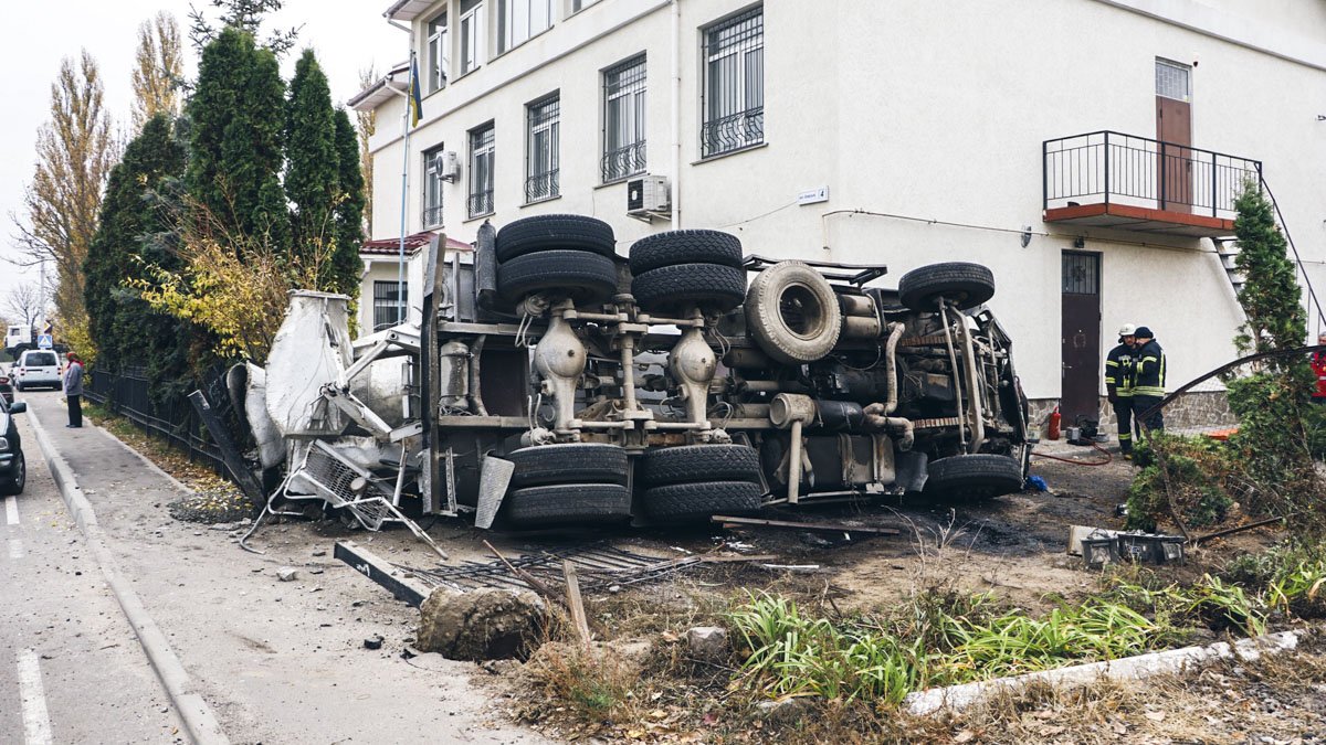 Под Киевом перевернулась бетономешалка и влетела в сельсовет: водителя вырезали спасатели