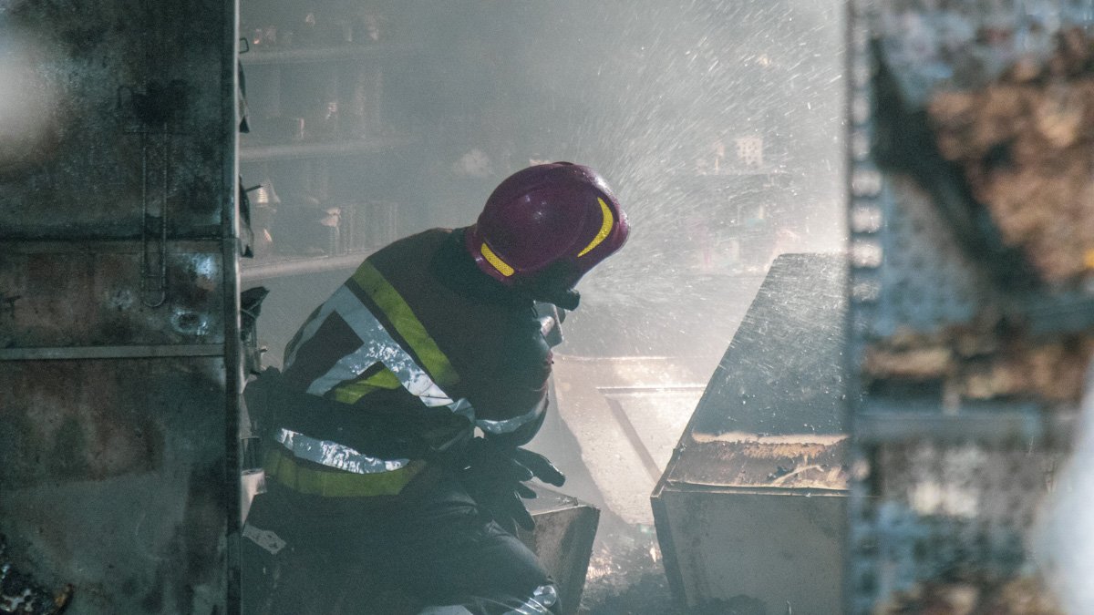 В центре Киева горела квартира: пострадали мужчина и женщина