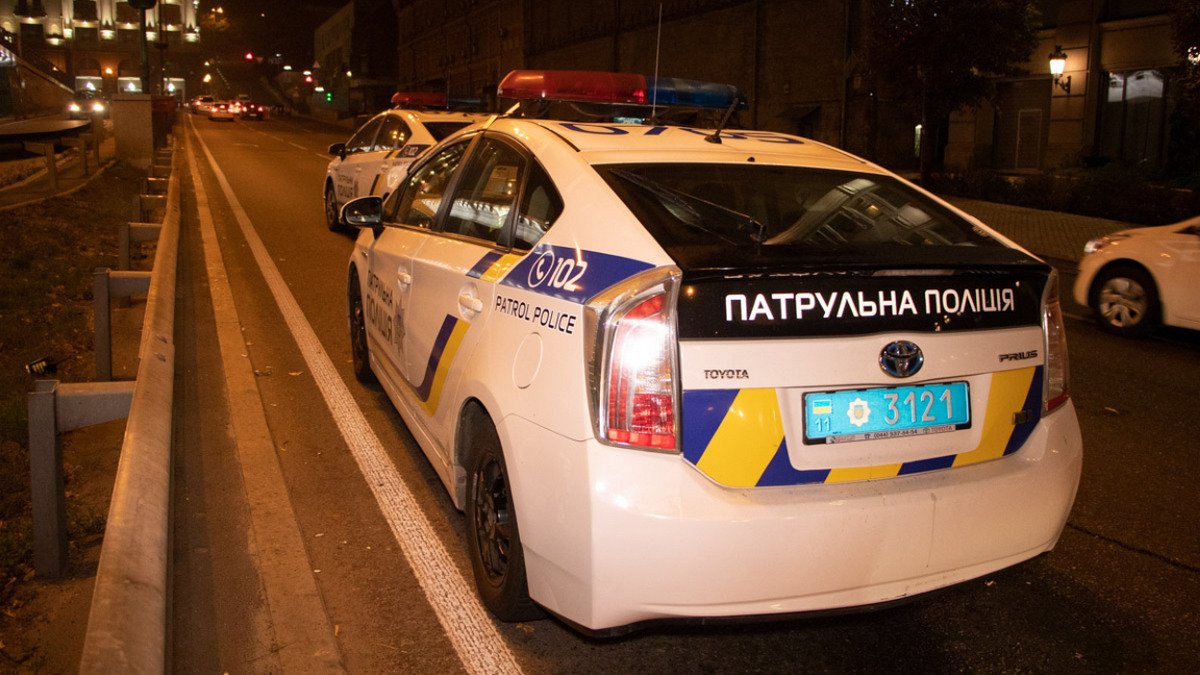 В Киеве пьяный мойщик угнал внедорожник Mercedes, разбил его и потерял вещи владельца