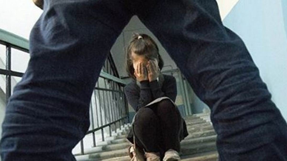 В Киеве мужчина преследовал 9-летнюю девочку и трогал ее за интимные места