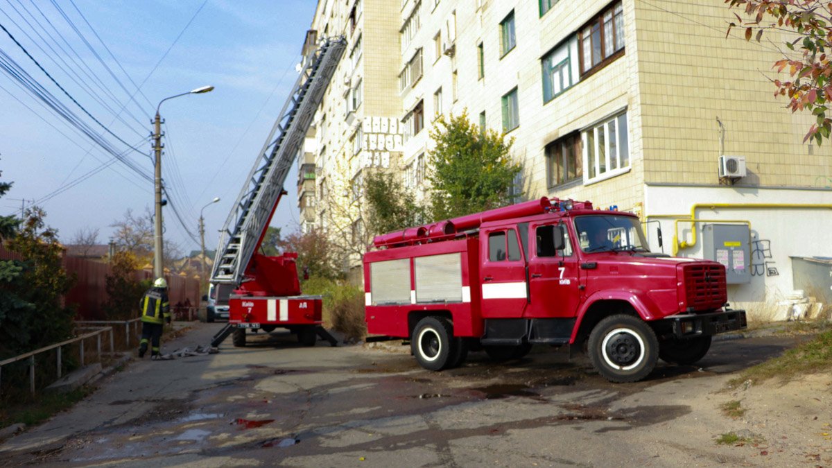 В Киеве на Виноградаре вспыхнула квартира на 9 этаже: погиб кот