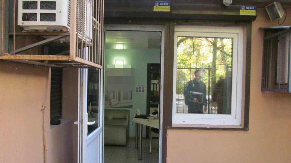 В Киеве в офисе по продаже окон клиент напал на сотрудницу и распылил ей газ в лицо