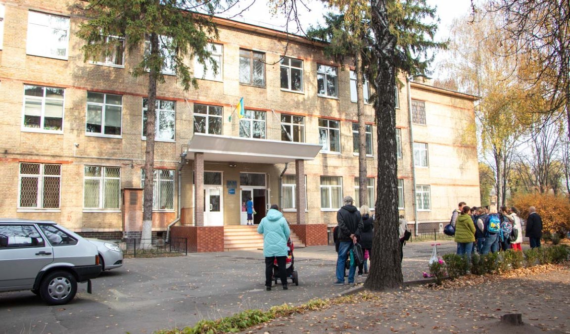 В Киеве семиклассница выпрыгнула из окна школы: подробности и что с ребенком