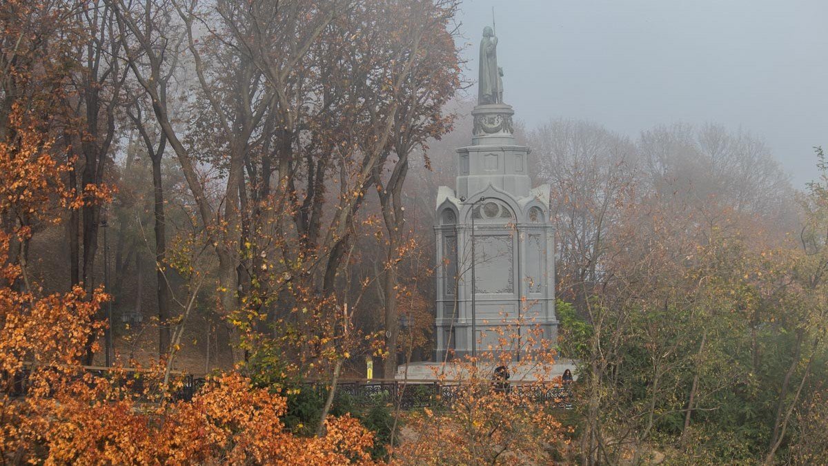Киев осенний: как выглядит один из самых красивых парков столицы в тумане