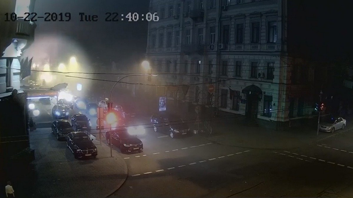 Взрыв гранаты в центре Киева: появилось видео с камер наблюдения
