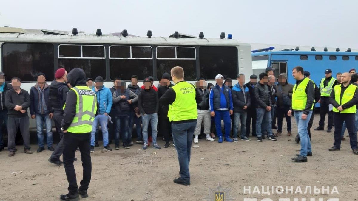 В Киеве на рынке "Троещина" задержали 17 мигрантов