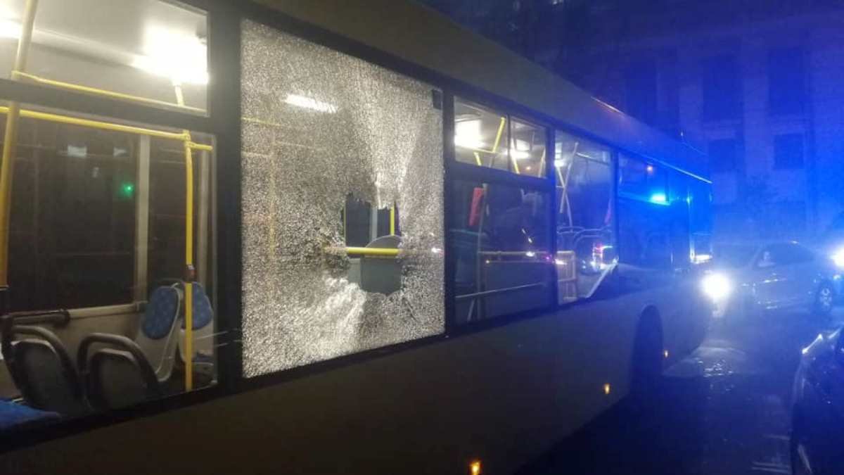 В центре Киева забросали камнями автобусы с болельщиками