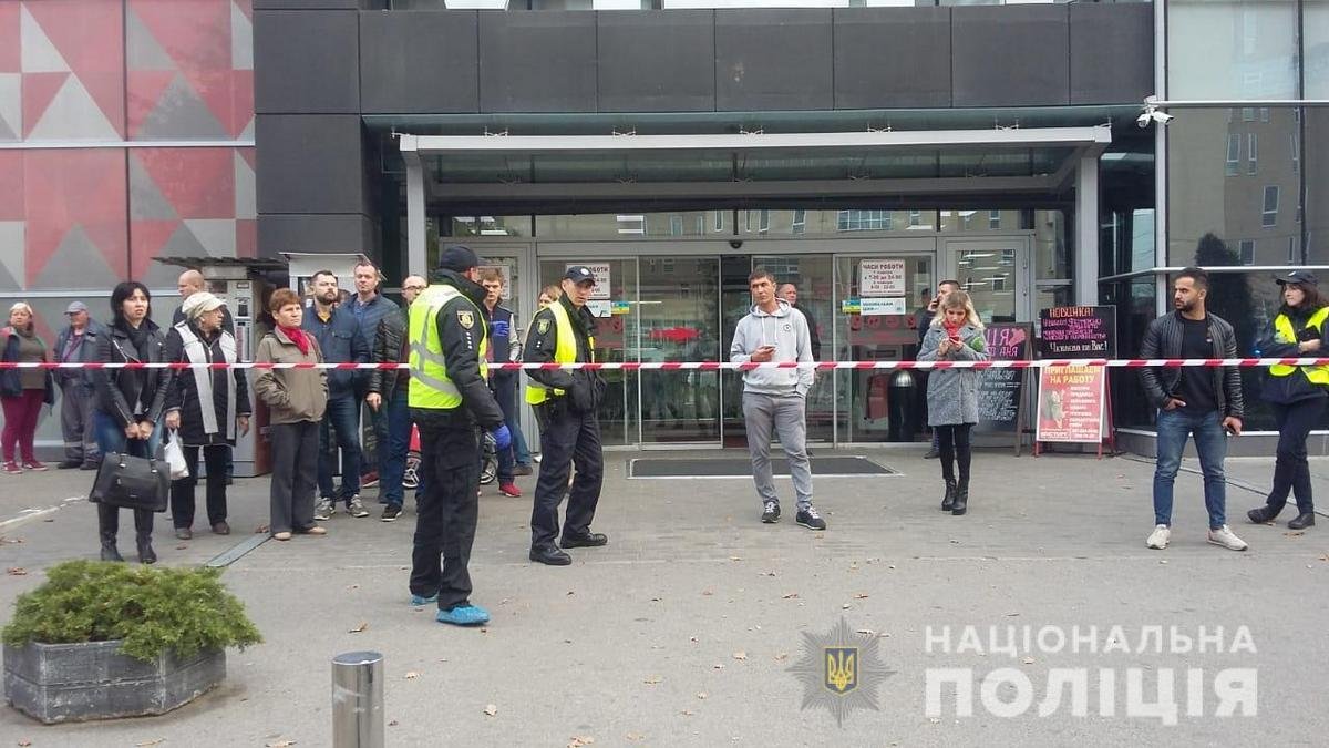 В Харькове возле супермаркета расстреляли людей: погиб мужчина