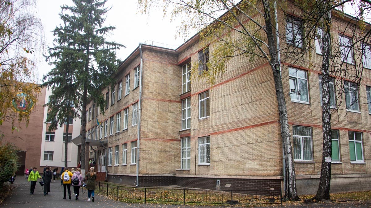 В Киеве 12-летняя девочка выпрыгнула из окна школы: что говорят в школе, ее родственники и мамы других детей о трагедии