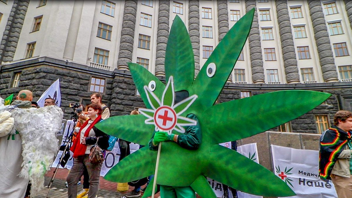 В Киеве гигантский лист конопли, ангел и диджей требовали легализировать марихуану