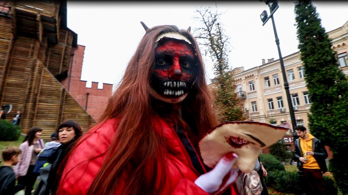 По улицам Киева гуляла "нечисть": как в Киеве прошел зомби-парад Zombie Walk