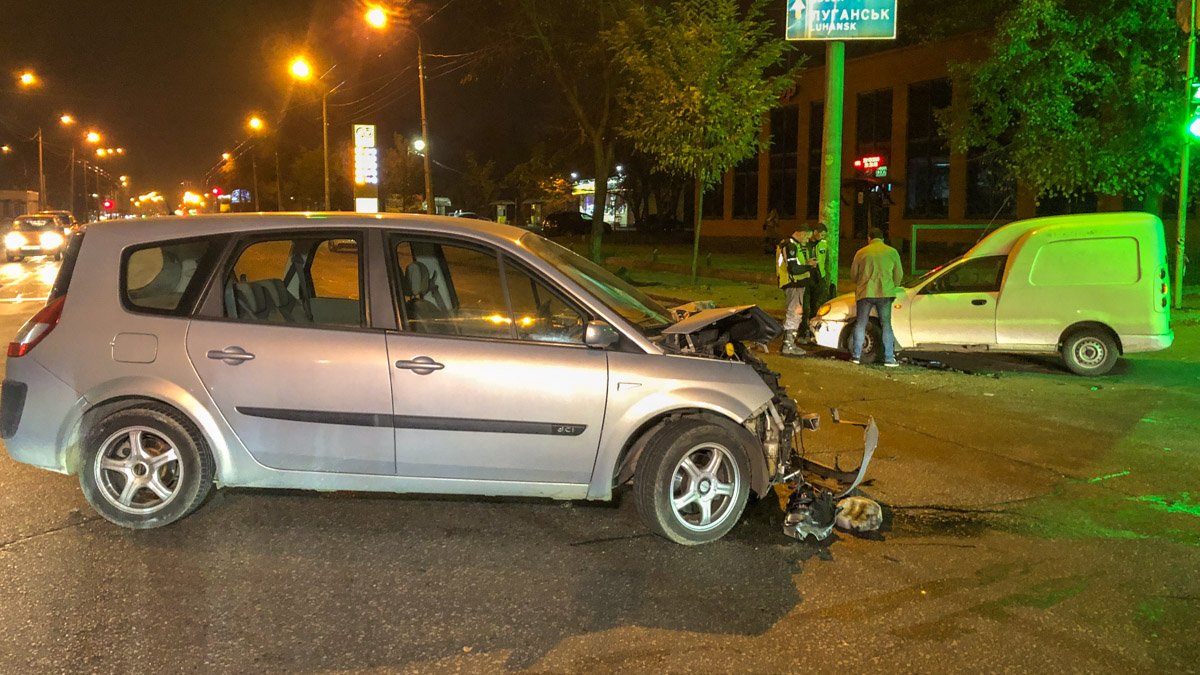 В Киеве на Дорогожичах мотоцикл разорвало от столкновения с Renault: пострадали два человека