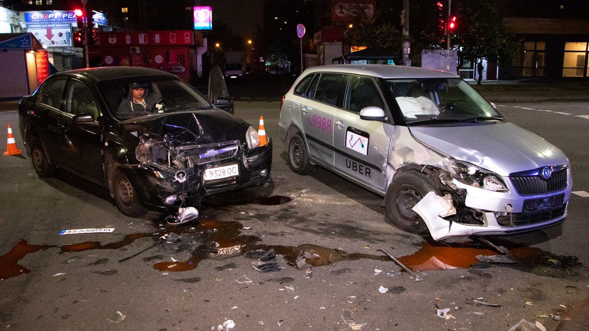 В Киеве на Харьковском шоссе столкнулись два такси: пострадали четыре человека