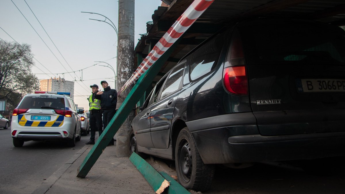 В Киеве женщина на Renault снесла строительное ограждение ЖК Genesis и застряла