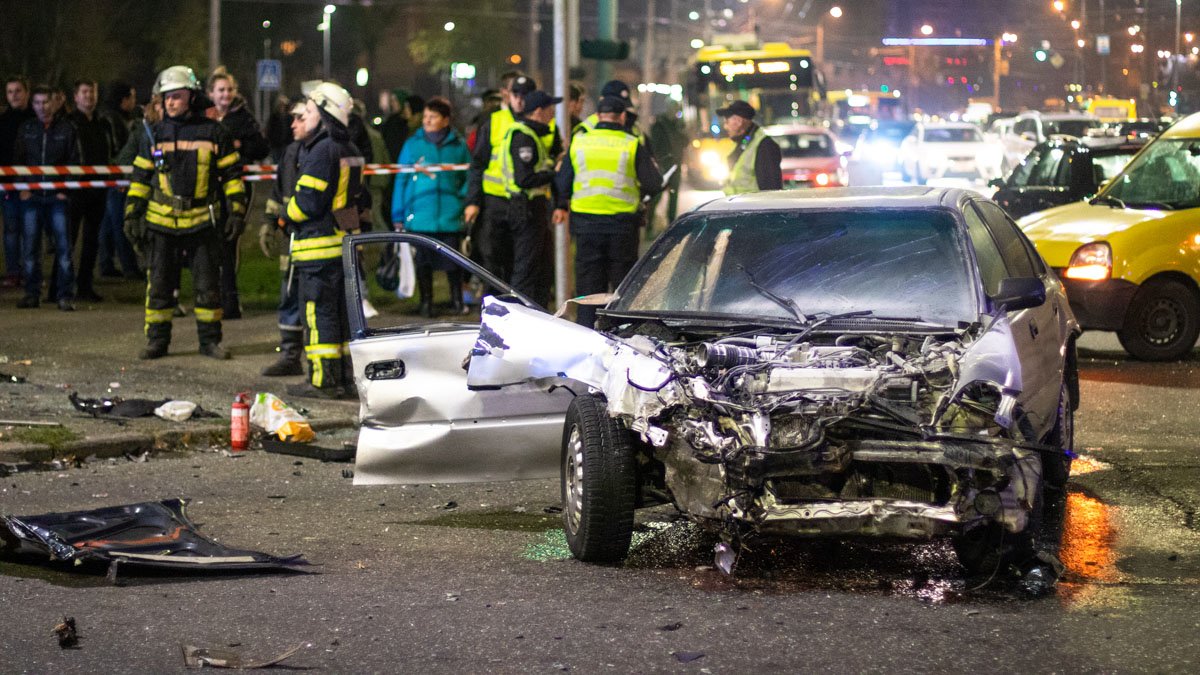 В Киеве на Троещине Mercedes влетел в Honda: серьезно пострадали три человека