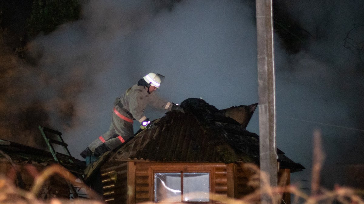 В Киеве на территории Гидропарка горело и взрывалось кафе "Колыба"
